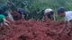 Sự thật đằng sau vụ xe gặp nạn, 4 tấn vải bị nhặt gần hết