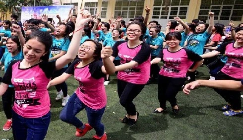 Học sinh Hà Nội nhảy múa nồng nhiệt chia tay tuổi học trò