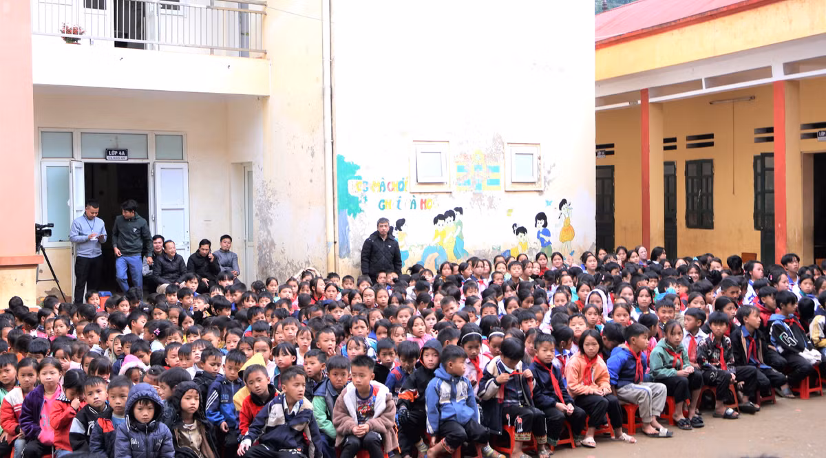 Các em học sinh vùng núi cao của tỉnh Yên Bái mong chờ những công trình đa năng mới do Agribank tài trợ