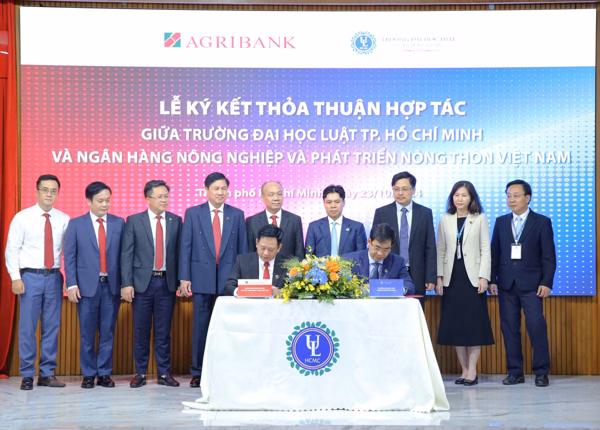 Đ/c Hoàng Minh Ngọc, Phó Tổng Giám đốc Agribank ký kết thỏa thuận hợp tác với Trường Đại học Luật TP.Hồ Chí Minh