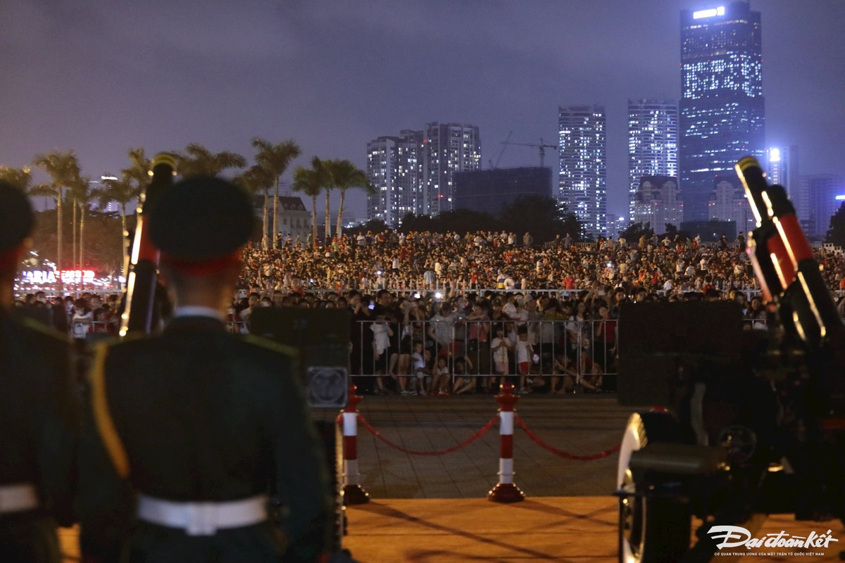 Người dân phấn khởi khi xem nghi thức bắn 21 phát đại bác.