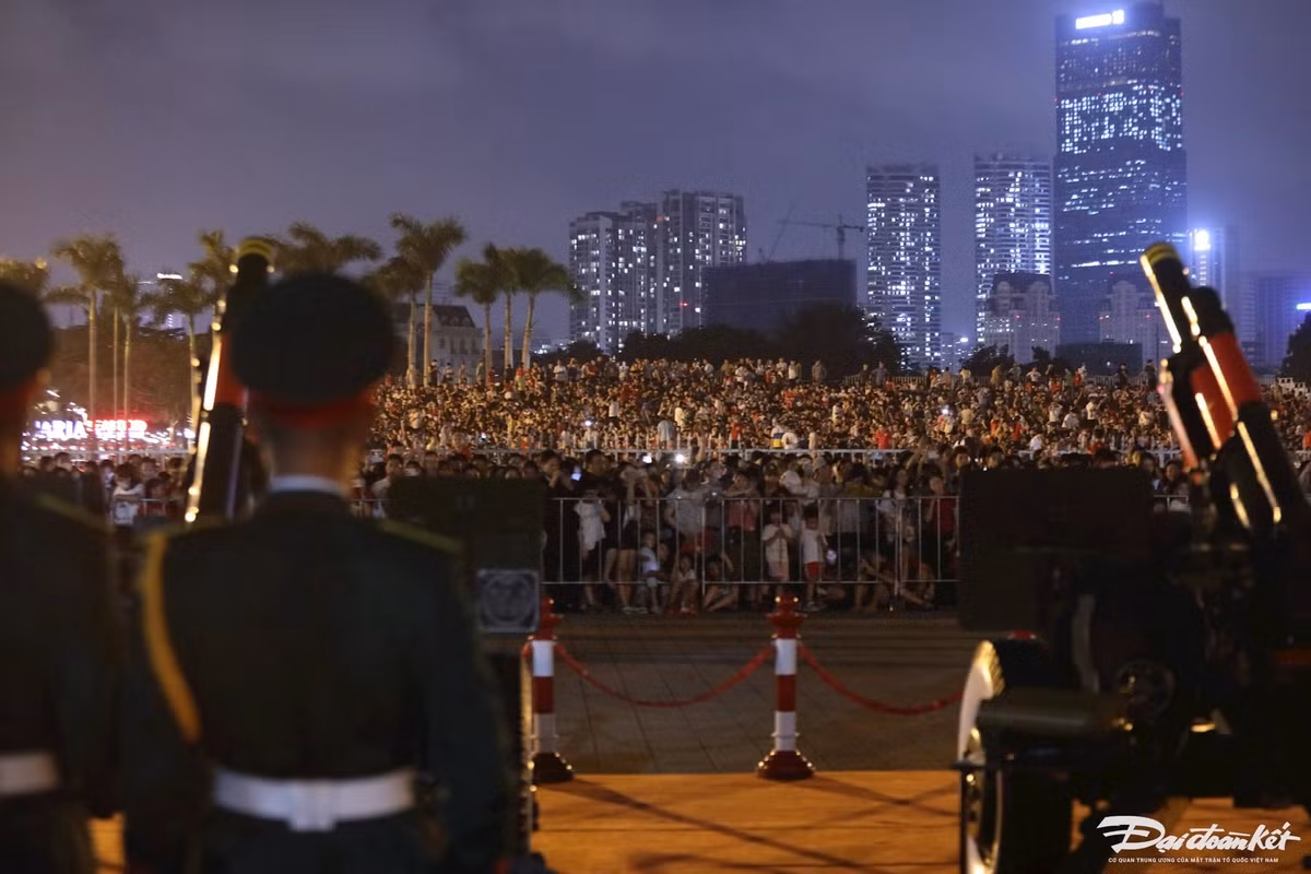 Người dân phấn khởi khi xem nghi thức bắn 21 phát đại bác.