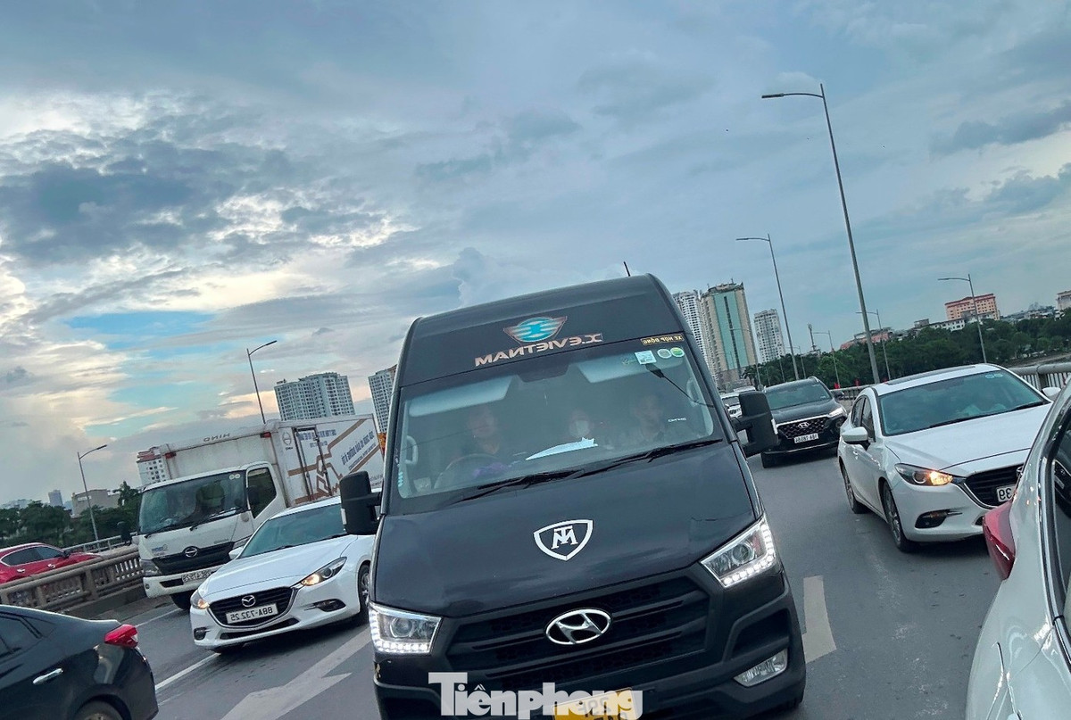 Để qua được đường trên cao và một số tuyến đường như Giải Phóng, Ngọc Hồi, Nguyễn Hữu Thọ... tiếp cận cao tốc hay QL1A, nhiều phương tiện phải di chuyển mất cả giờ đồng hồ.