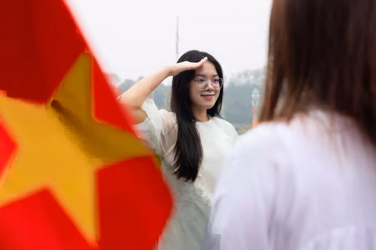 Bạn trẻ chụp hình tại Lăng Chủ tịch Hồ Chí Minh (Hà Nội) trong kỳ nghỉ lễ 30/4-1/5 năm 2025. Ảnh: Việt Hà.