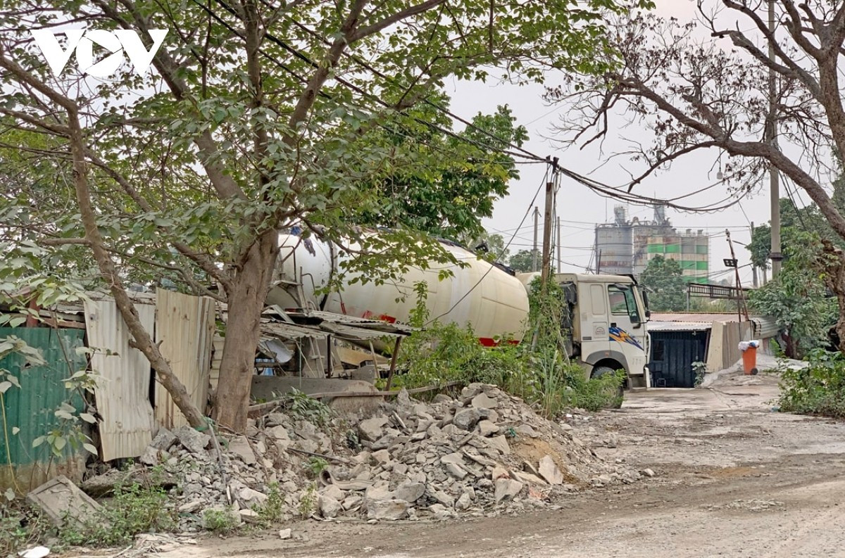 Một trạm trộn bê tông tại phường Thanh Trì hoạt động trên đất bãi sông Hồng