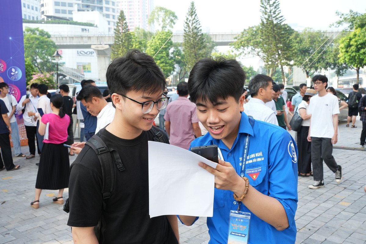 Sinh viên làm thủ tục nhập học hôm qua, 24/8. Ảnh: Hoa Ban