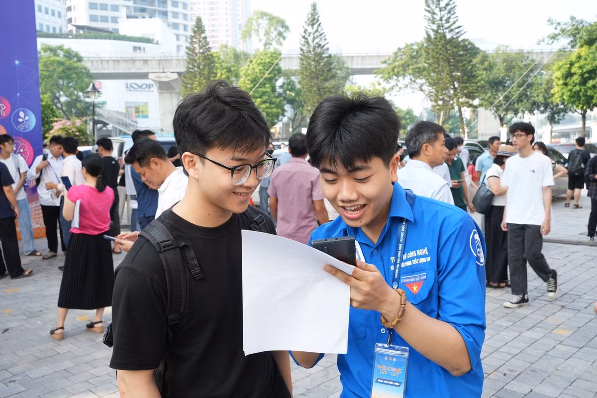 Sinh viên làm thủ tục nhập học hôm qua, 24/8. Ảnh: Hoa Ban