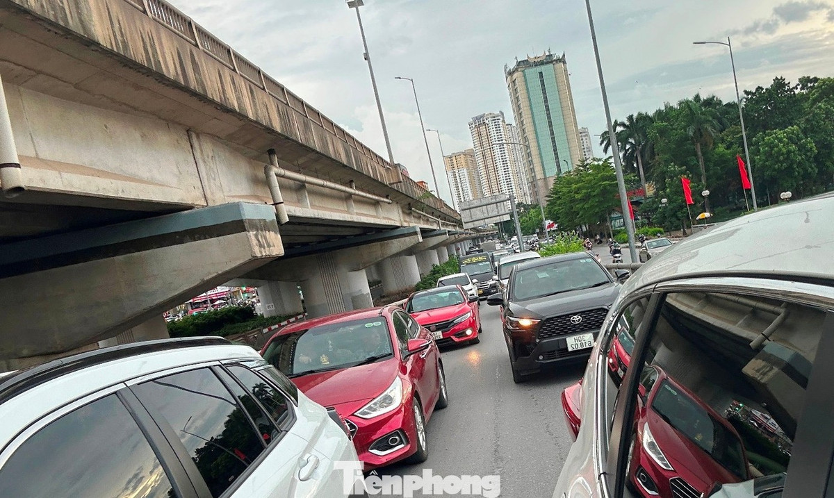 Từ sáng sớm nay, trên các tuyến đường hướng ra các cửa ngõ Hà Nội như Pháp Vân, Thanh Xuân, Trung Hòa, Mai Dịch, QL5 kéo dài hướng đi Đông Anh... lượng phương tiện đều tăng cao, gây ùn ứ kéo dài.