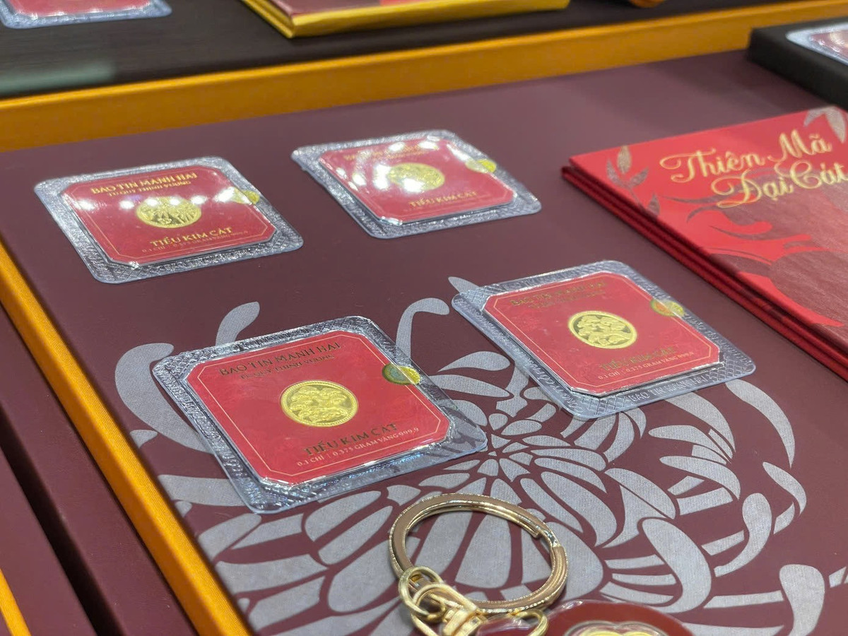 Sản phẩm vàng mini có trọng lượng 0,1 chỉ hút khách mua tại thị trường TP HCM. Ảnh: Thanh Loan.