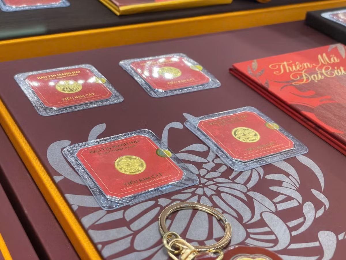 Sản phẩm vàng mini có trọng lượng 0,1 chỉ hút khách mua tại thị trường TP HCM. Ảnh: Thanh Loan.