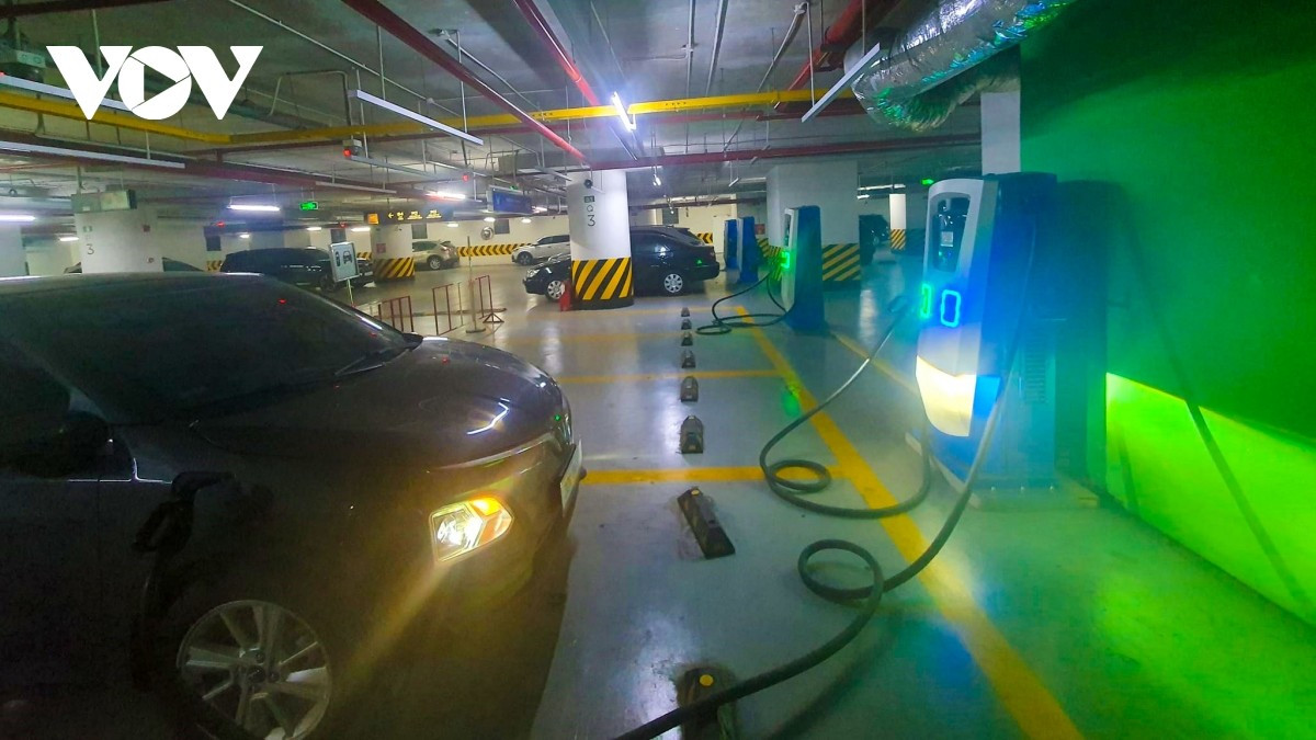 Tại các khu vực để xe điện, hệ thống trạm sạc được bố trí với hệ thống đường điện riêng, xung quanh là hệ thống phòng cháy chữa cháy tiêu chuẩn,...