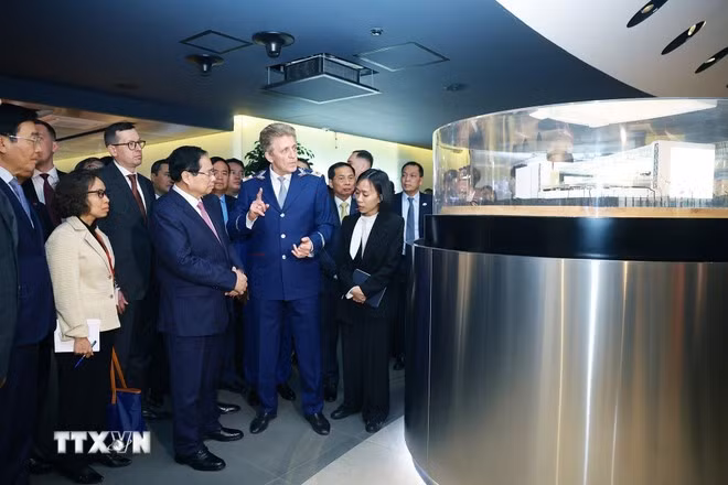 Thủ tướng Phạm Minh Chính thăm Trung tâm điều khiển hệ thống tàu điện ngầm Moskva. (Ảnh: Dương Giang/TTXVN)