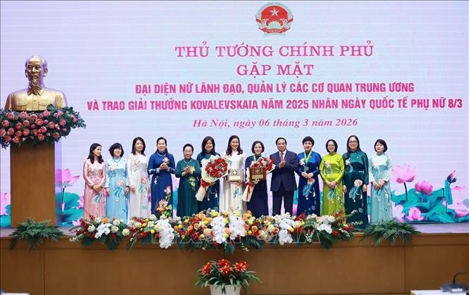 Thủ tướng Phạm Minh Chính trao Giải thưởng Kovalevskaia năm 2025 cho Tập thể các nhà khoa học nữ Khoa kỹ thuật Thực phẩm, Trường Hóa và Khoa học sự sống, Đại học Bách khoa Hà Nội và GS.TS Trần Thị Việt Nga, Viện trưởng Viện Công nghệ cao Việt Nhật, Giảng viên cao cấp Khoa Kỹ thuật Môi trường, Trường Đại học Xây dựng Hà Nội. Ảnh: Dương Giang/TTXVN