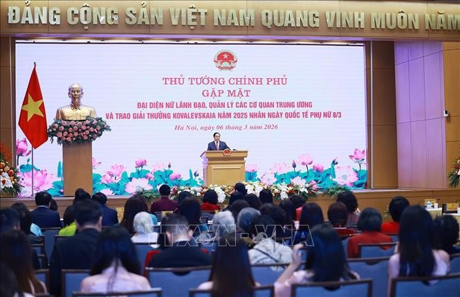 Thủ tướng Phạm Minh Chính phát biểu tại buổi gặp mặt đại diện nữ lãnh đạo, quản lý các cơ quan trung ương và trao Giải thưởng Kovalevskaia năm 2025. Ảnh: Dương Giang/TTXVN