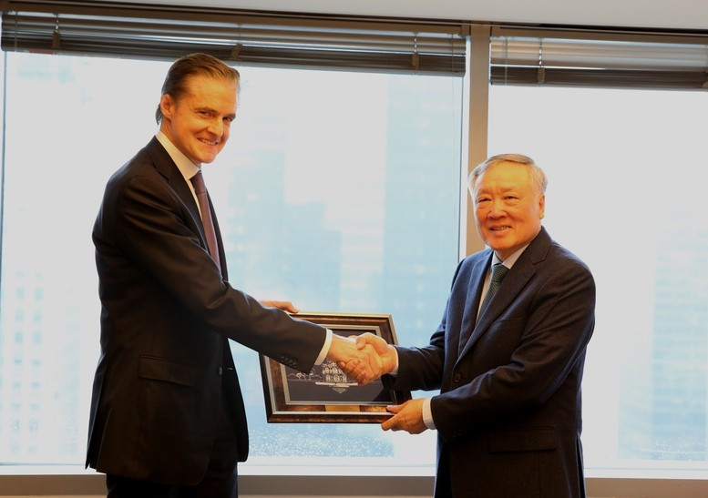 Phó Thủ tướng Thường trực Chính phủ tiếp ông Christopher Turner, Giám đốc điều hành Quỹ đầu tư tư nhân Warburg Pincus - Ảnh: VGP/Nguyễn Hoàng