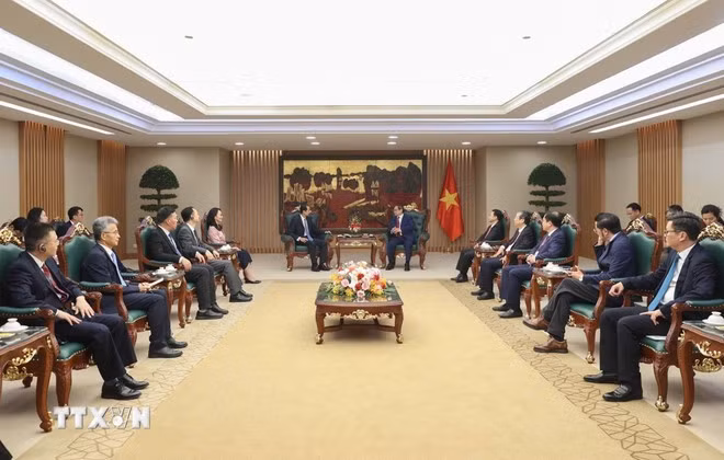 Thủ tướng Phạm Minh Chính tiếp Đại sứ Trung Quốc tại Việt Nam Hà Vĩ. (Ảnh: Dương Giang/TTXVN)