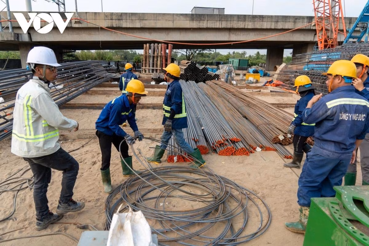 Bên cạnh đó, biến động giá xăng dầu, vật liệu xây dựng như sắt thép, cát, đá tăng mạnh, nguồn cung hạn chế cũng ảnh hưởng không nhỏ đến tiến độ thi công.