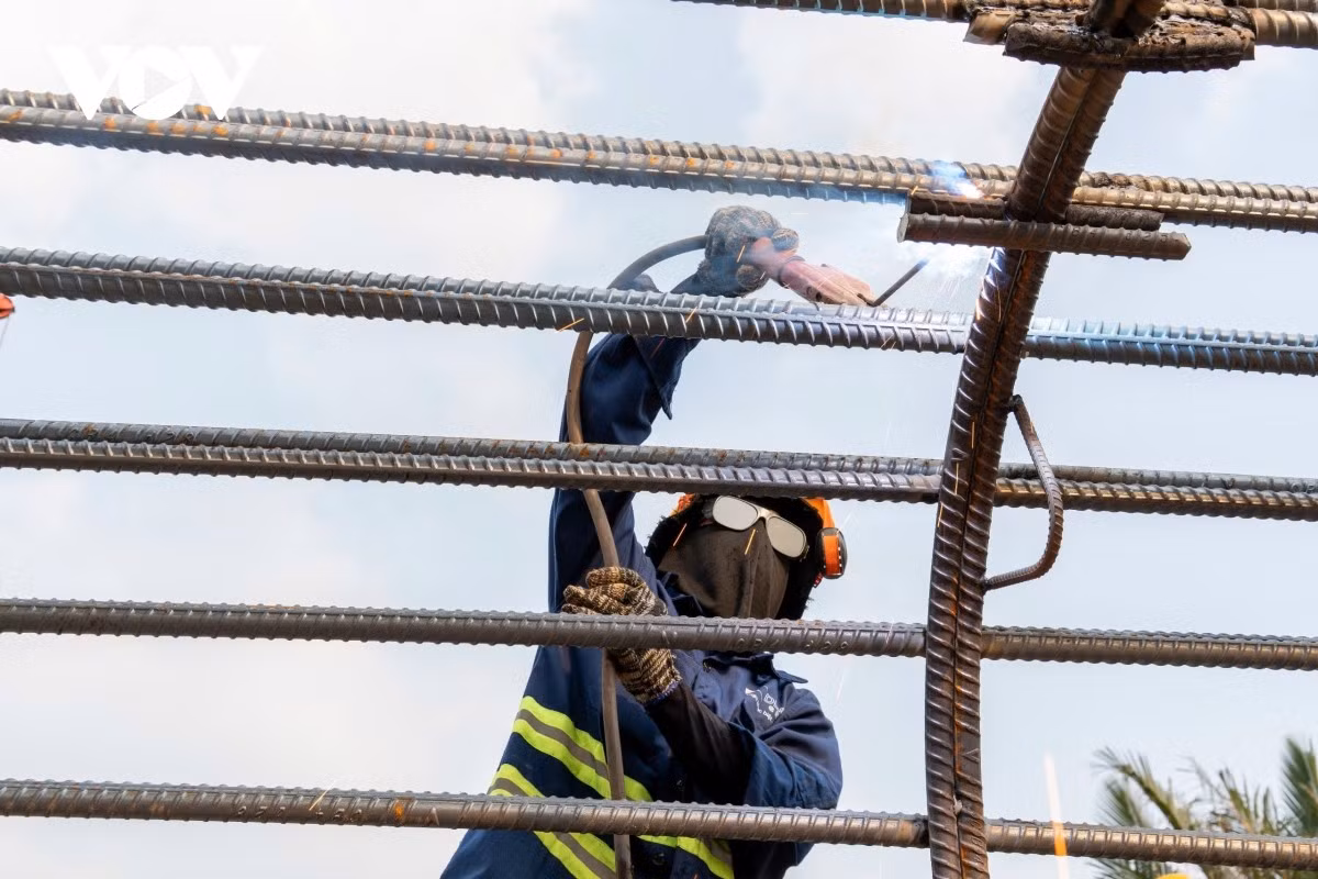 Theo ông Lâm, công trường đang bước vào giai đoạn gấp rút hoàn thiện các mố, trụ cầu trước mùa mưa. Tuy nhiên, dự án vẫn còn một số khó khăn về mặt bằng, đặc biệt tại vị trí trụ T12, T13 thuộc đường dẫn cầu Long Thành phía bờ TP.HCM nên chưa thể triển khai đồng loạt.