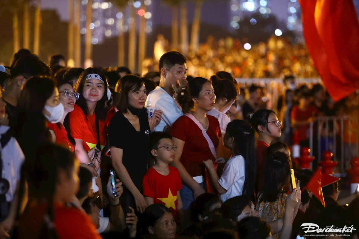 Người dân chăm chú xem nghi thức bắn 21 phát đại bác.