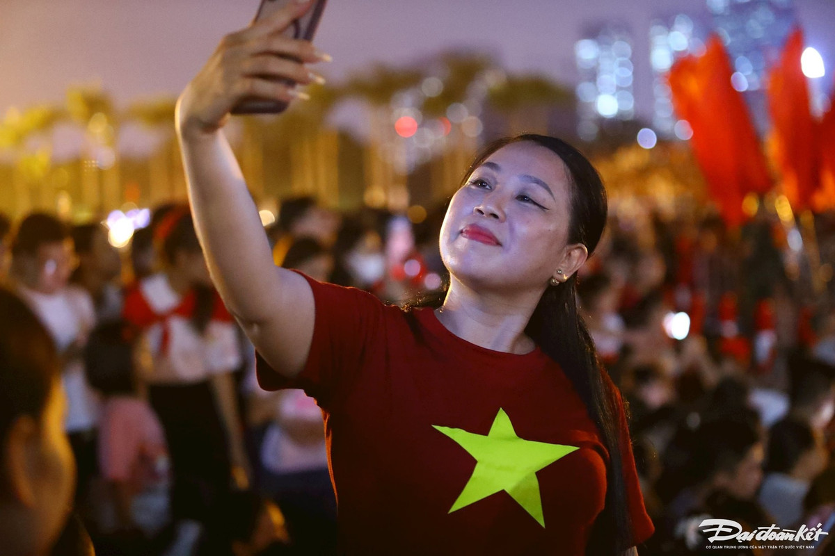 Ngay từ 19 giờ 30 phút, hàng nghìn người dân cùng trang phục cờ đỏ sao vàng đến xem.