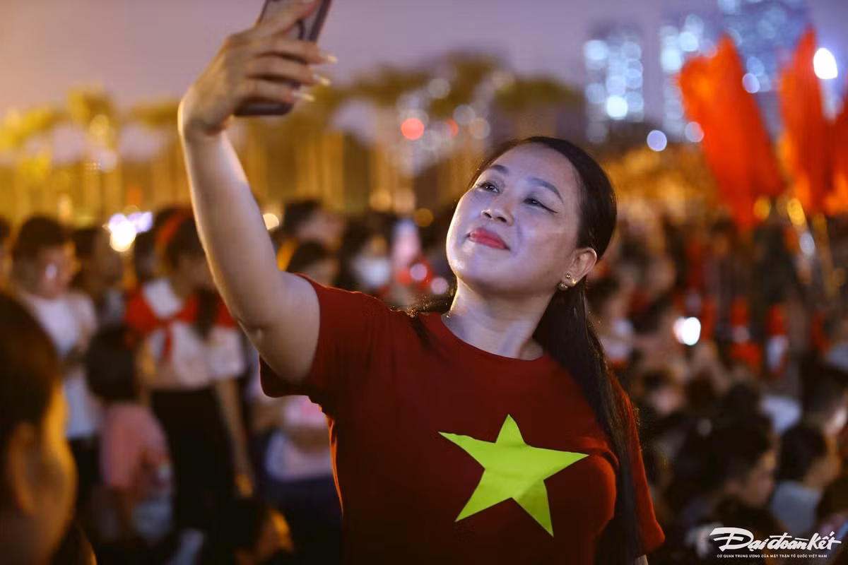 Ngay từ 19 giờ 30 phút, hàng nghìn người dân cùng trang phục cờ đỏ sao vàng đến xem.