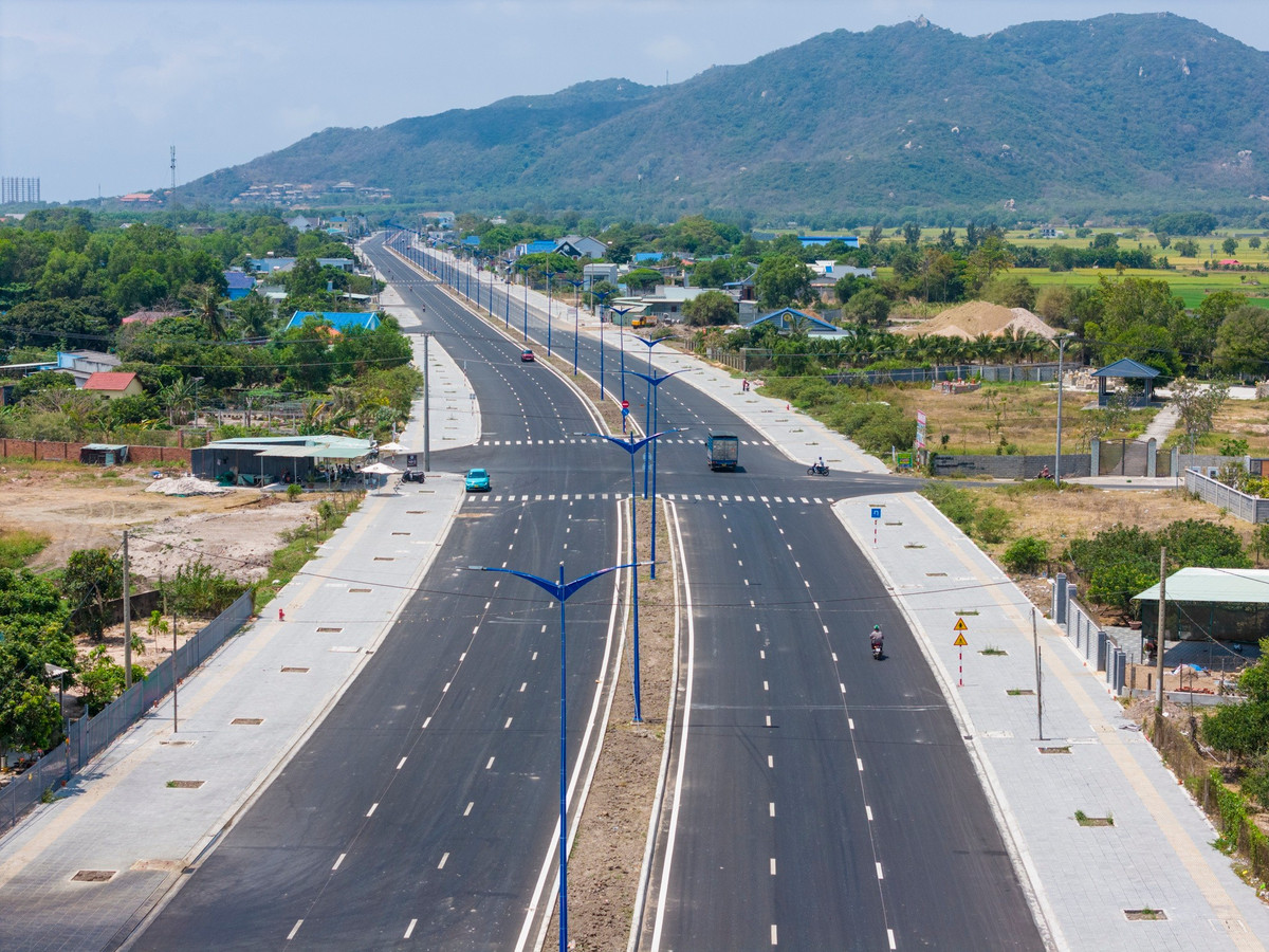 Đoạn đường qua thị trấn Phước Hải, huyện Long Đất (cũ) đã hoàn thành mở rộng lên 6 làn đường, hệ thống biển báo và vỉa hè được lắp đặt hoàn chỉnh.