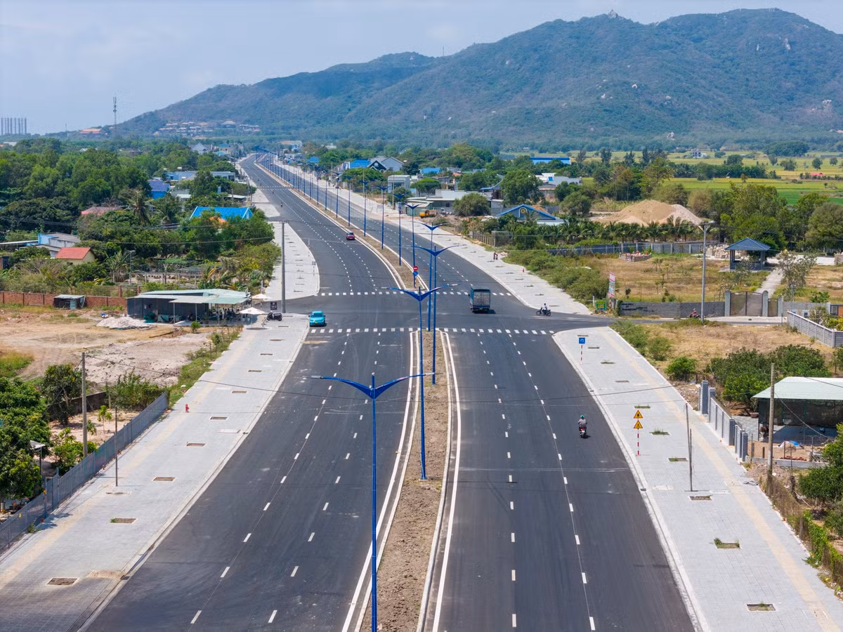 Đoạn đường qua thị trấn Phước Hải, huyện Long Đất (cũ) đã hoàn thành mở rộng lên 6 làn đường, hệ thống biển báo và vỉa hè được lắp đặt hoàn chỉnh.