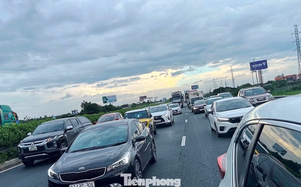 Trên cao tốc Pháp Vân - Ninh Bình, ùn tắc cũng xảy ra ở nhiều đoạn.