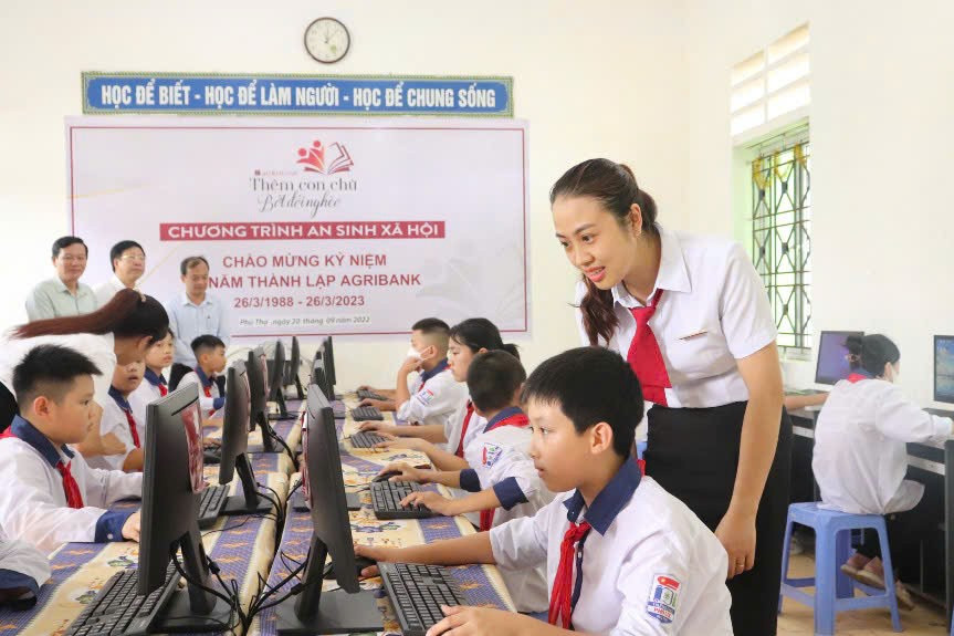 Agribank trao tặng máy vi tính để bàn cho học sinh trong chương trình &quot;Thêm con chữ, bớt đói nghèo&quot;