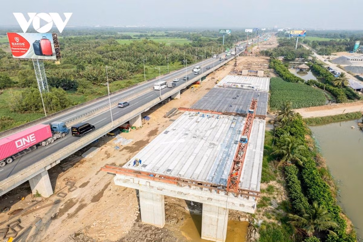 “Theo kế hoạch, cầu Long Thành 2 sẽ hợp long vào cuối năm 2026, các hạng mục phụ trợ sẽ hoàn thành vào đầu năm 2027”, ông Hải cho biết.