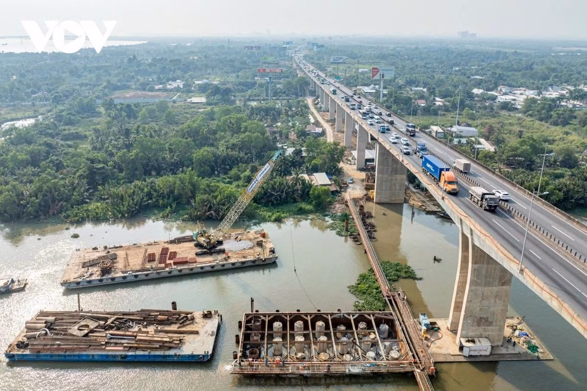 Sau khi hoàn thành, cây cầu mới sẽ chia sẻ lưu lượng phương tiện với cầu cũ, góp phần giảm ùn tắc kéo dài nhiều năm qua trên tuyến cao tốc huyết mạch phía Nam.