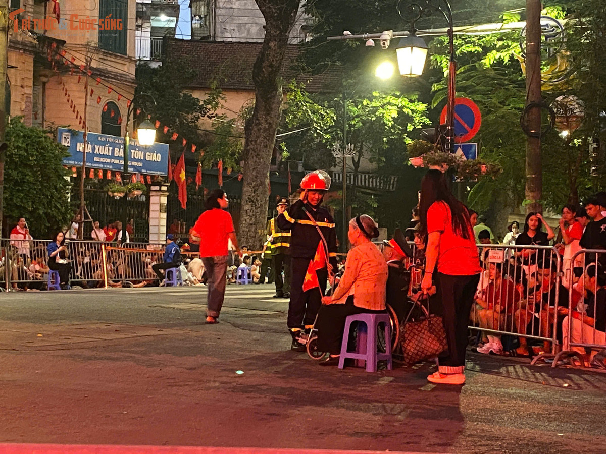 Người cựu chiến binh dù phải ngồi xe lăn vẫn đến để hoà chung không khí ngày Tết độc lập. Hình ảnh người lính cứu hoả làm nhiệm vụ đứng chào nghiêm trang trước người cựu chiến binh khiến nhiều người chứng kiến xúc động.