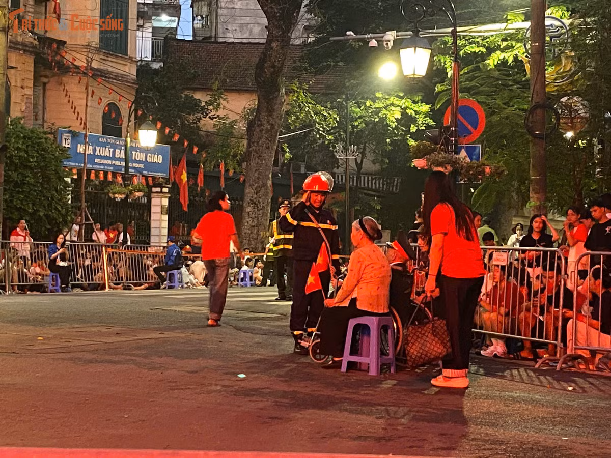 Người cựu chiến binh dù phải ngồi xe lăn vẫn đến để hoà chung không khí ngày Tết độc lập. Hình ảnh người lính cứu hoả làm nhiệm vụ đứng chào nghiêm trang trước người cựu chiến binh khiến nhiều người chứng kiến xúc động.