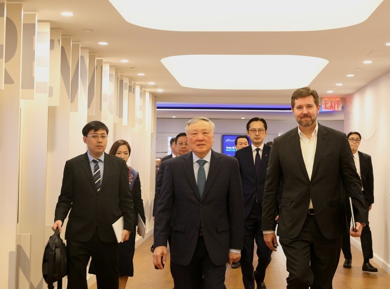 Phó Thủ tướng Thường trực Nguyễn Hòa Bình thăm Sàn chứng khoán NASDAQ - Ảnh: VGP/Nguyễn Hoàng