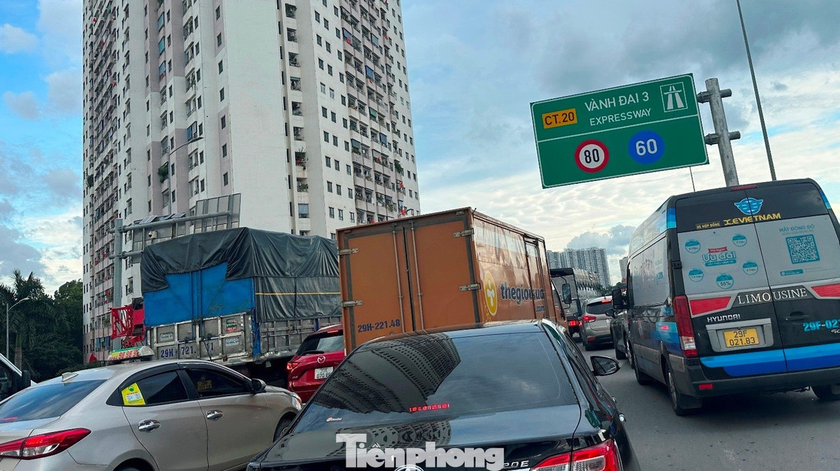 Thời điểm 8h30 sáng 31/8, ở đường trên cao Vành đai 3 đoạn qua Pháp Vân, xe xếp hàng kéo dài.