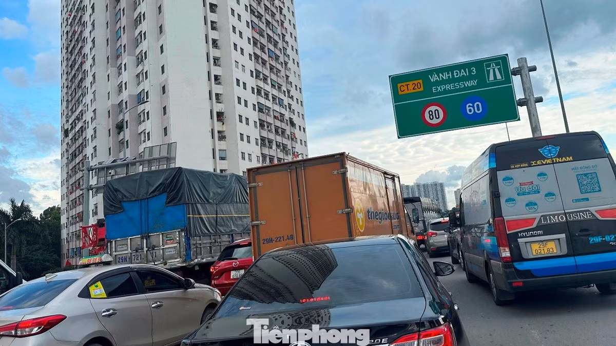 Thời điểm 8h30 sáng 31/8, ở đường trên cao Vành đai 3 đoạn qua Pháp Vân, xe xếp hàng kéo dài.