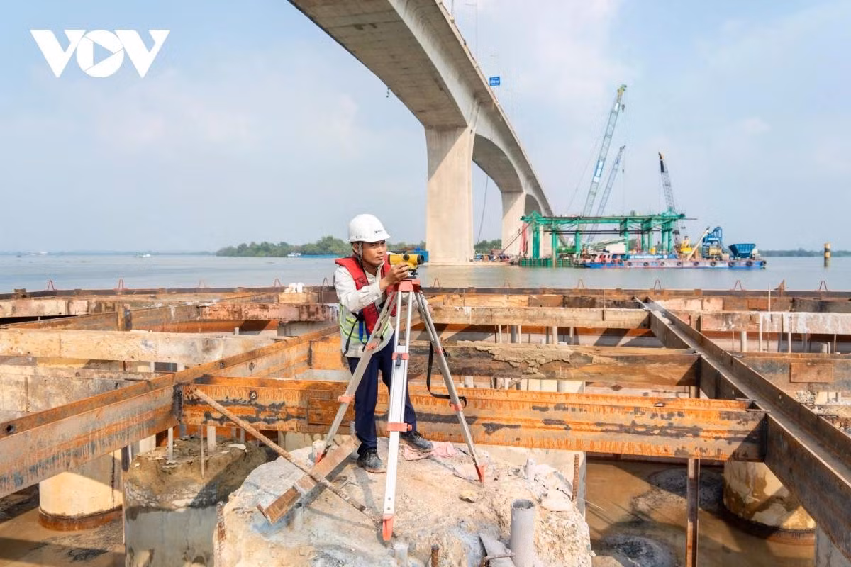 Ở phía bờ Đồng Nai, không khí thi công cũng diễn ra khẩn trương. Các đơn vị đang triển khai lao lắp dầm cầu đường dẫn cùng nhiều hạng mục mố, trụ cầu dưới sông.