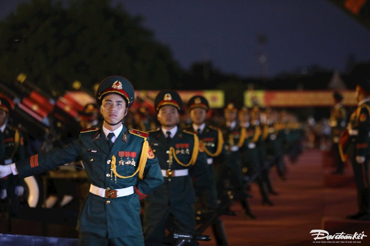 Mỗi khẩu pháo 105 mm có 3 pháo thủ trực tiếp vận hành.