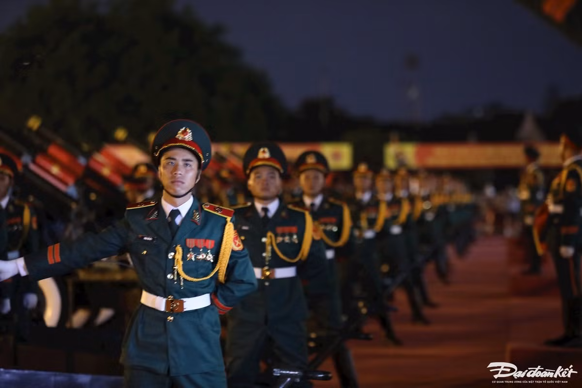 Mỗi khẩu pháo 105 mm có 3 pháo thủ trực tiếp vận hành.