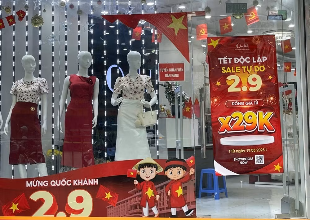 Một số cửa hàng kinh doanh thời trang trên phố Nguyễn Chí Thanh tung ưu đãi, giảm giá hấp dẫn đến khách hàng trong dịp này.