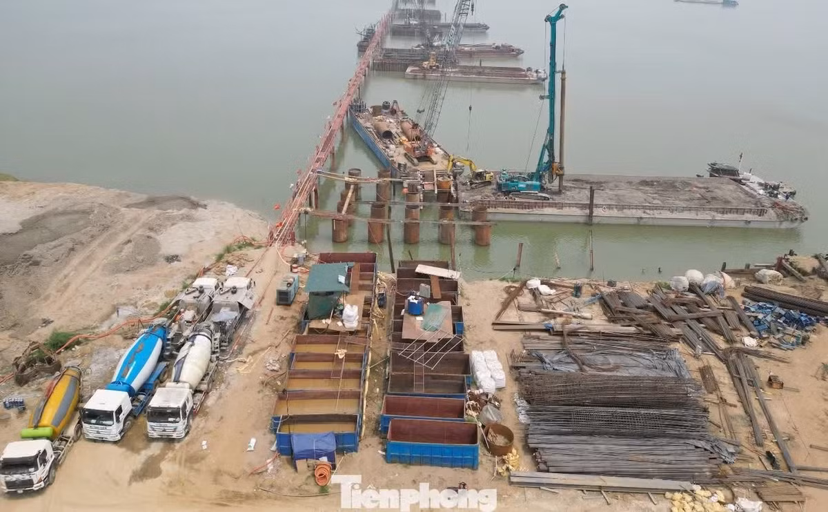 Với trụ cầu, nhà đầu tư cho biết, công trình đó có 9 trụ cần phải đổ ở lòng sông.