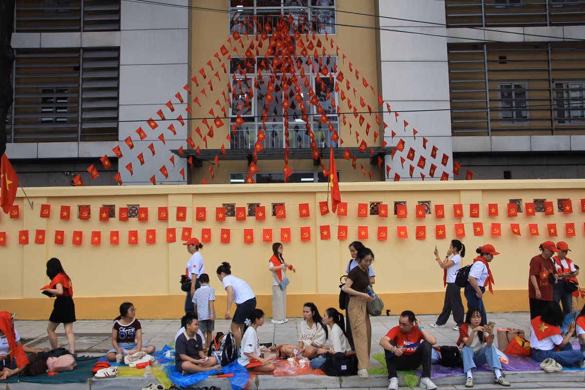 Nhiều người đã có mặt từ sáng sớm để mong có vị trí thuận lợi quan sát trọn vẹn khoảnh khắc các đoàn diễu binh, diễu hành đi qua.