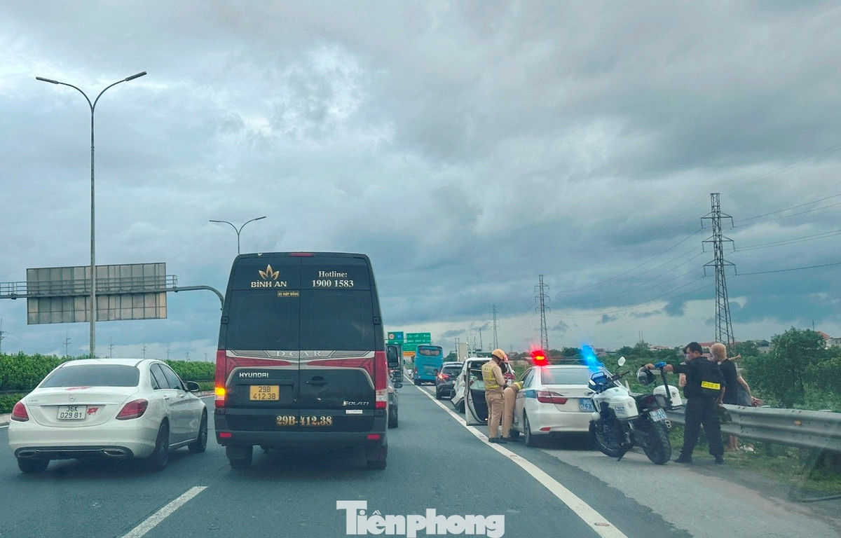 Một số vụ tai nạn, va chạm trên cao tốc trong chiều qua và sáng nay cũng là nguyên nhân làm ùn tắc xảy ra.