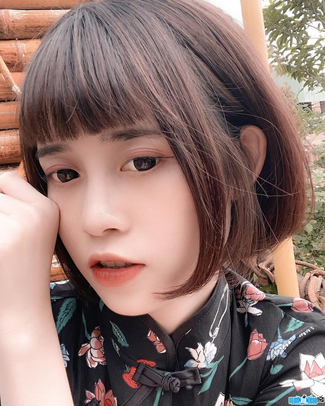 Được biết, không chỉ tích cực livegame đều đặn trên nền tảng facebook gaming trong một khung giờ cố định, Anh Thư còn dành nhiều thời gian để phát triển tài khoản Tiktok của mình với những video vô cùng ấn tượng và hấp dẫn. Tính đến thời điểm hiện tại, tài khoản TikTok của Anh Thư đã thu hút hơn 3.8 triệu lượt follower với gần 50 triệu lượt thích. Đây quả thực là một con số vô cùng ấn tượng. Ảnh: nguoinoitieng.tv.