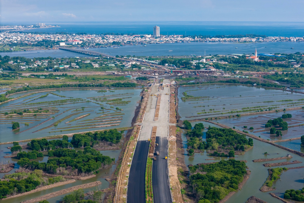 Đoạn đường từ nút giao Quốc lộ 51 đến cầu Cửa Lấp băng qua khu vực đầm lầy, ao hồ nuôi trồng thủy sản đã hình thành hướng tuyến, đang trong giai đoạn cấp phối đá dăm và thảm nhựa được nhiều đoạn.
