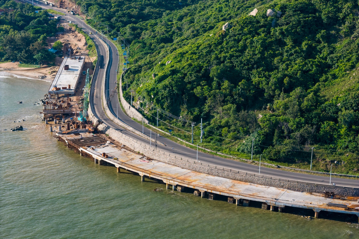 Để thực hiện công trình này, nhà thầu đã bố trí mũi thi công, tập trung vào việc khoan cọc khoan nhồi, nhằm đảm bảo kết cấu vững chắc cho công trình. Theo ghi nhận vào đầu tháng 10, hàng loạt trụ cầu tại đây đã được lao lắp dầm và hoàn thiện phần bê tông bản mặt cầu.