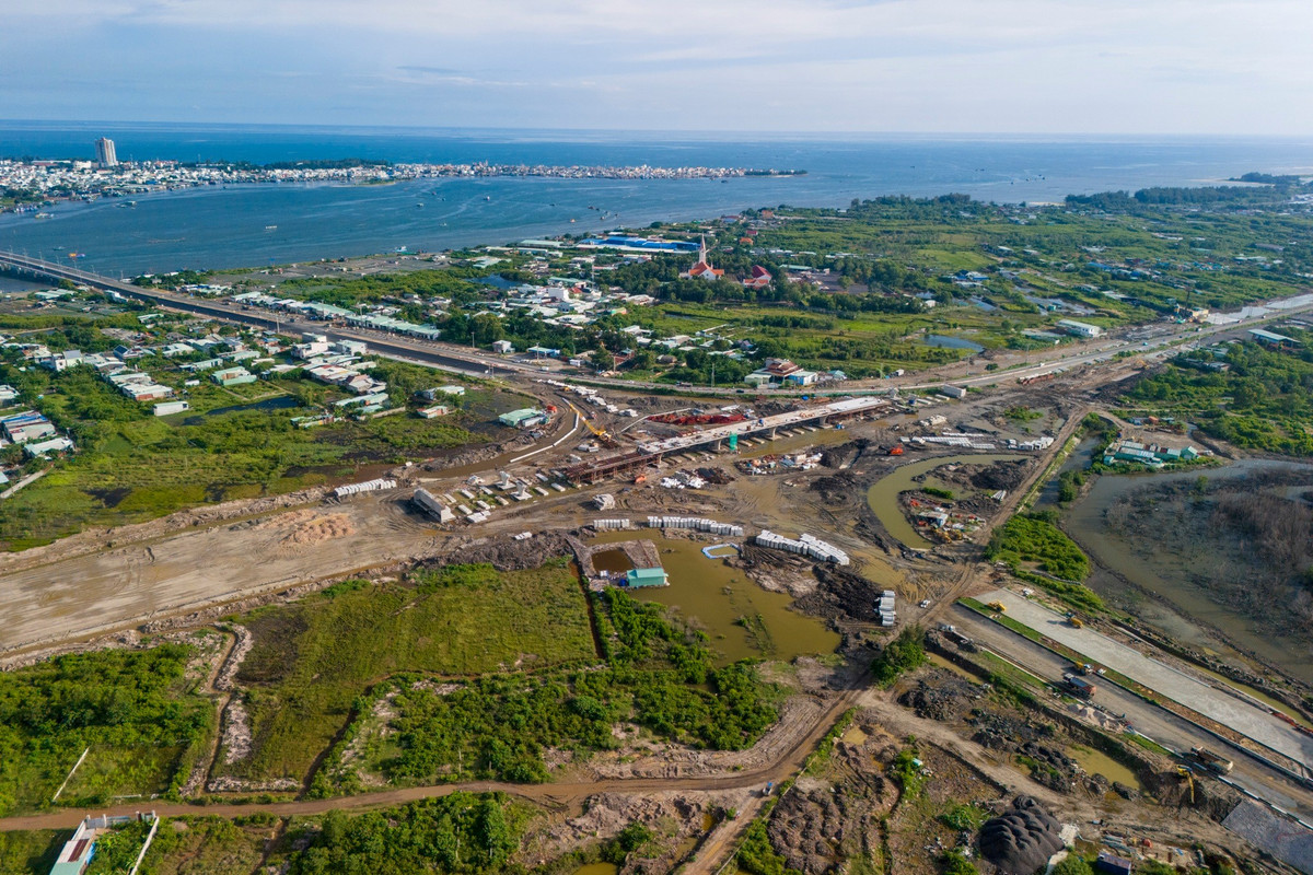 Hàng chục máy móc cùng nhiều mũi thi công đồng loạt khoan cọc, xây cầu vượt, đào đắp nền đường.