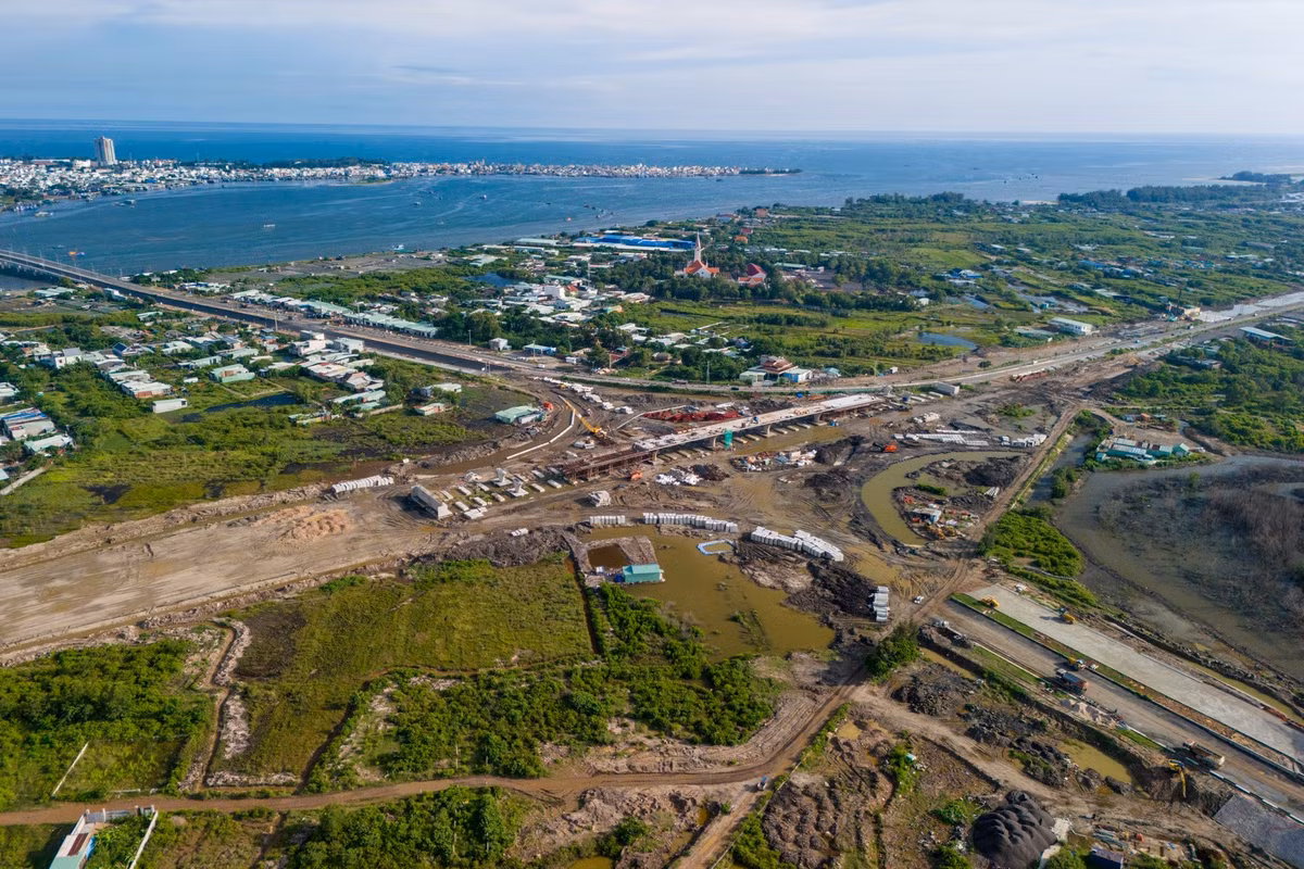 Hàng chục máy móc cùng nhiều mũi thi công đồng loạt khoan cọc, xây cầu vượt, đào đắp nền đường.