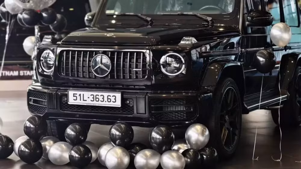 Mercedes-AMG G63 phiên bản Special Edition rất đặc biệt của đại gia TP.HCM mới tậu sẽ phụ vụ cho chuyến đi từ Việt Nam đến tận Mông Cổ, có giá lăn bánh lên tới hơn 12 tỷ đồng. Chưa hết, anh còn đầu tư cho xế cưng biển số 51L-363.63 có giá 245 triệu đồng, tương đương 1 chiếc xe điện VinFast VF3.