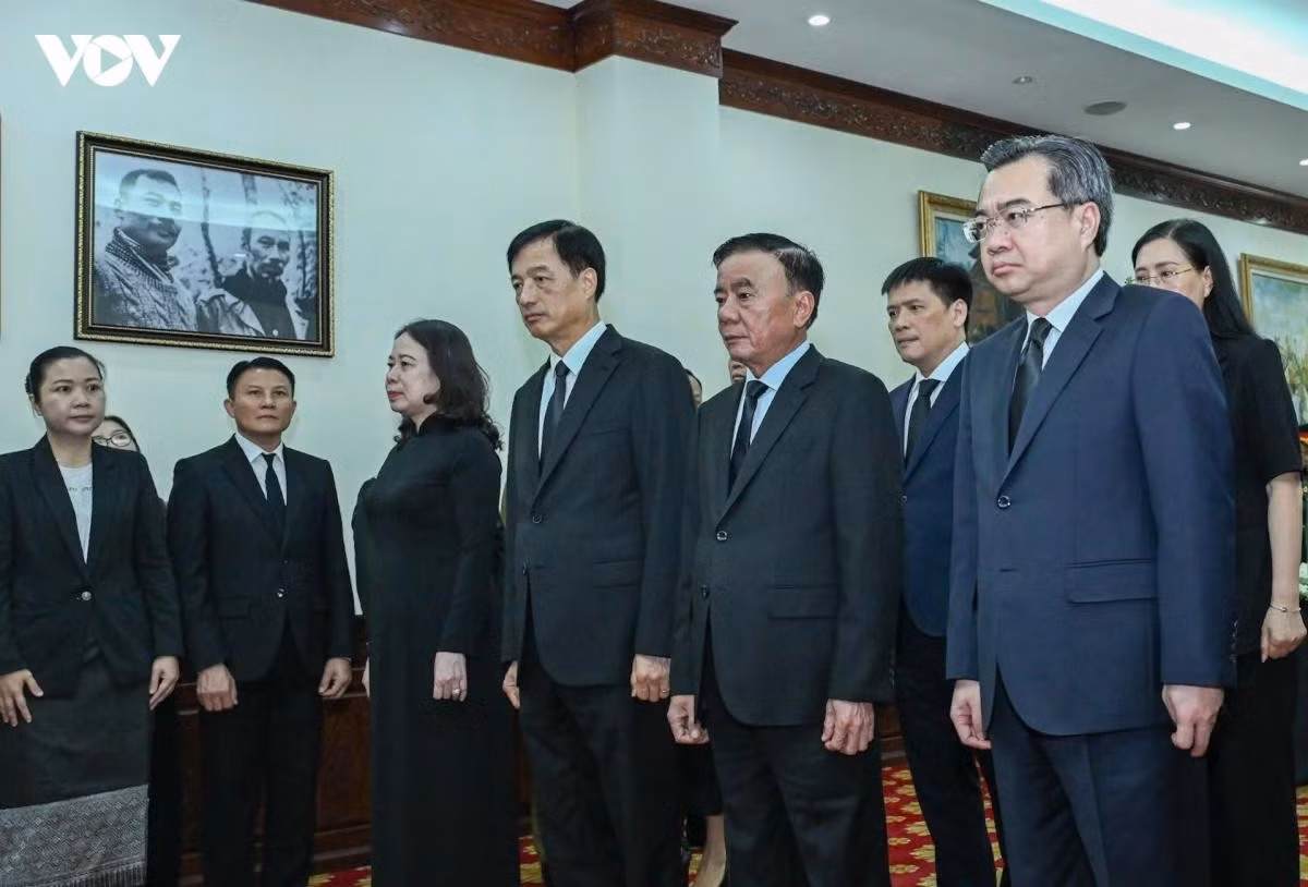 Đồng chí Thường trực Ban Bí thư Trần Cẩm Tú và Đoàn đại biểu cấp cao Đảng, Nhà nước Việt Nam viếng Chủ tịch Quốc hội Lào Saysomphone Phomvihane.
